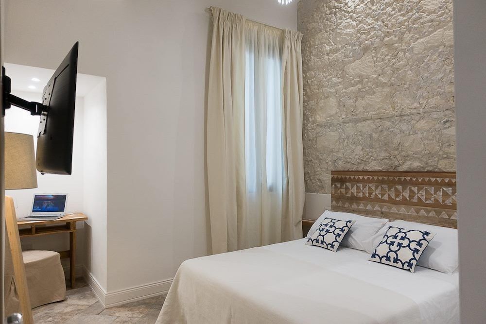 Standard Room, 1 Queen Bed, Non Smoking, Refrigerator
