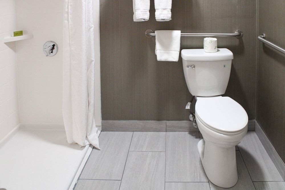 Room, 2 Queen Beds, Accessible, Non Smoking (Roll-In Shower)