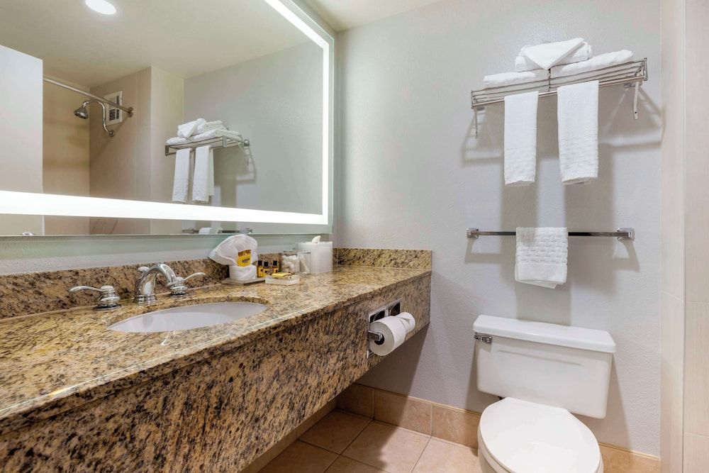 Best Western Plus Bayside Inn Standard Room, 2 Queen Beds, Balcony, City View 4