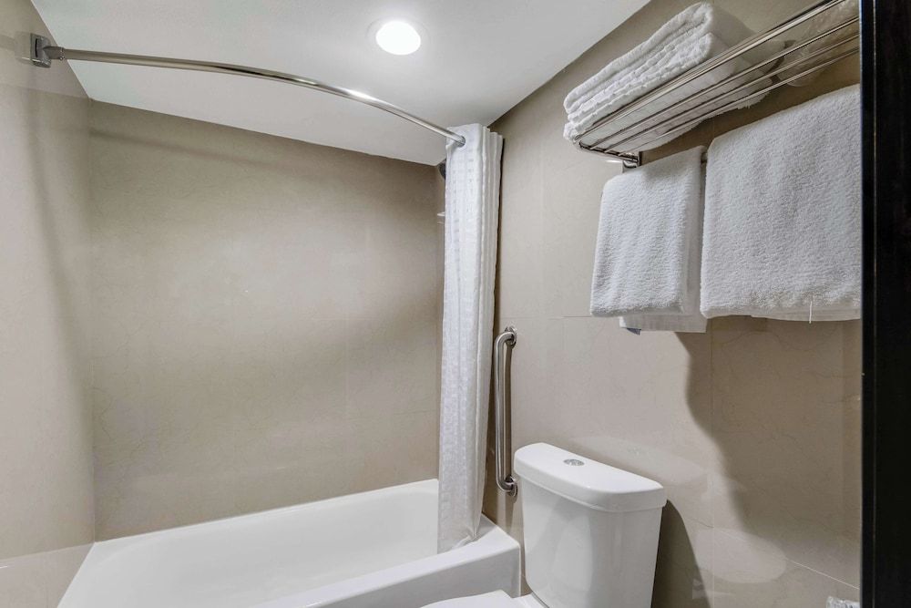 Best Western Inn of Del Rio Standard Room, 2 Queen Beds, Non Smoking, Refrigerator & Microwave 5