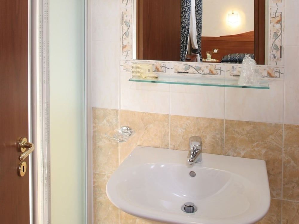 AdoraSuite B&B Triple Room 14