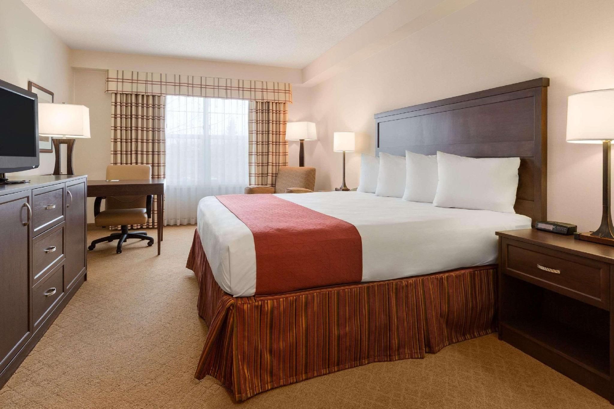 Country Inn & Suites by Radisson, Calgary-Northeast 1 King Bed, Nonsmoking