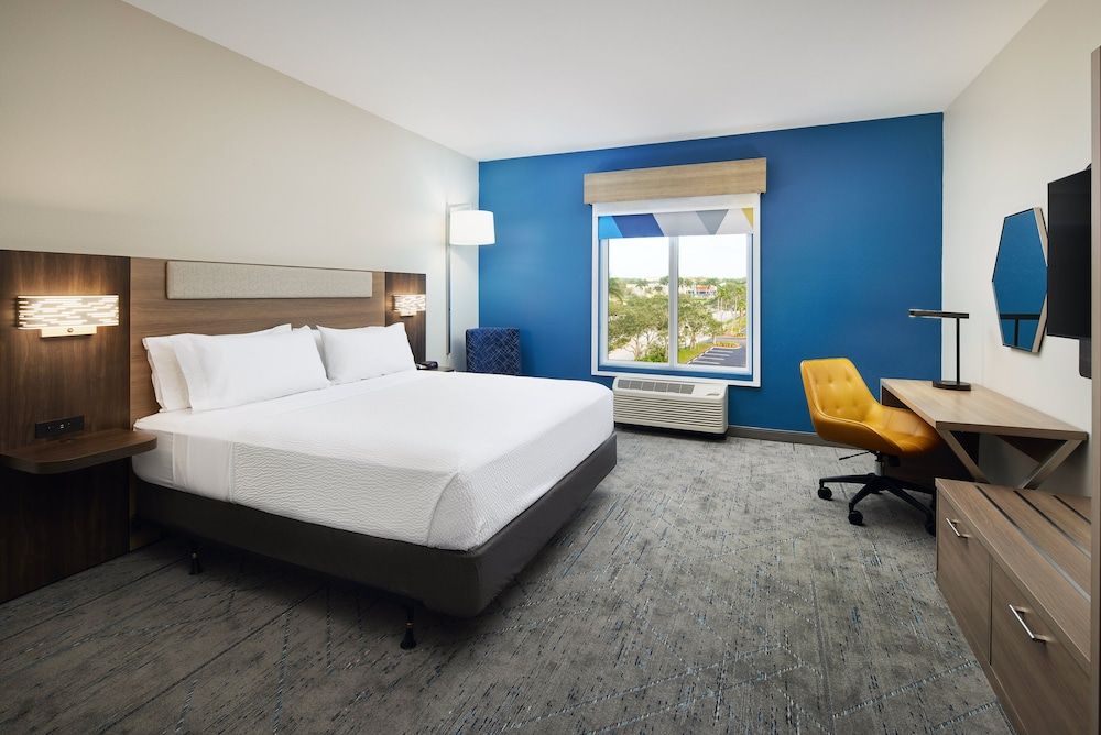 Standard Room, 1 King Bed, Accessible (Communications, Mobil, Roll-In Shower)