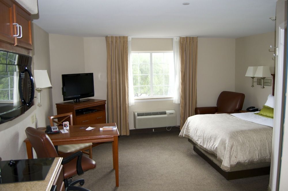 Studio Suite, 1 King Bed, Accessible (Accessible Tub)