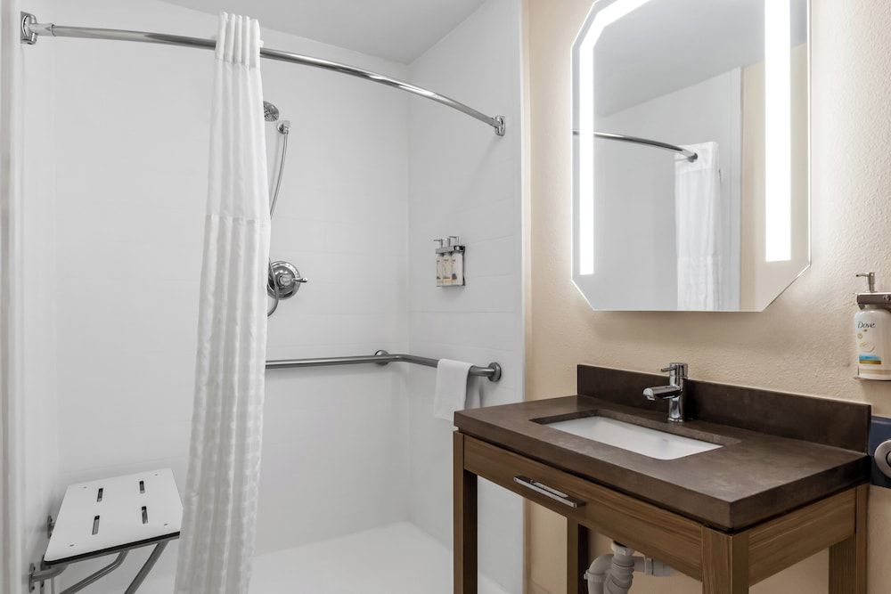 Suite, 1 Bedroom, Hearing Accessible (Roll-In Shower)