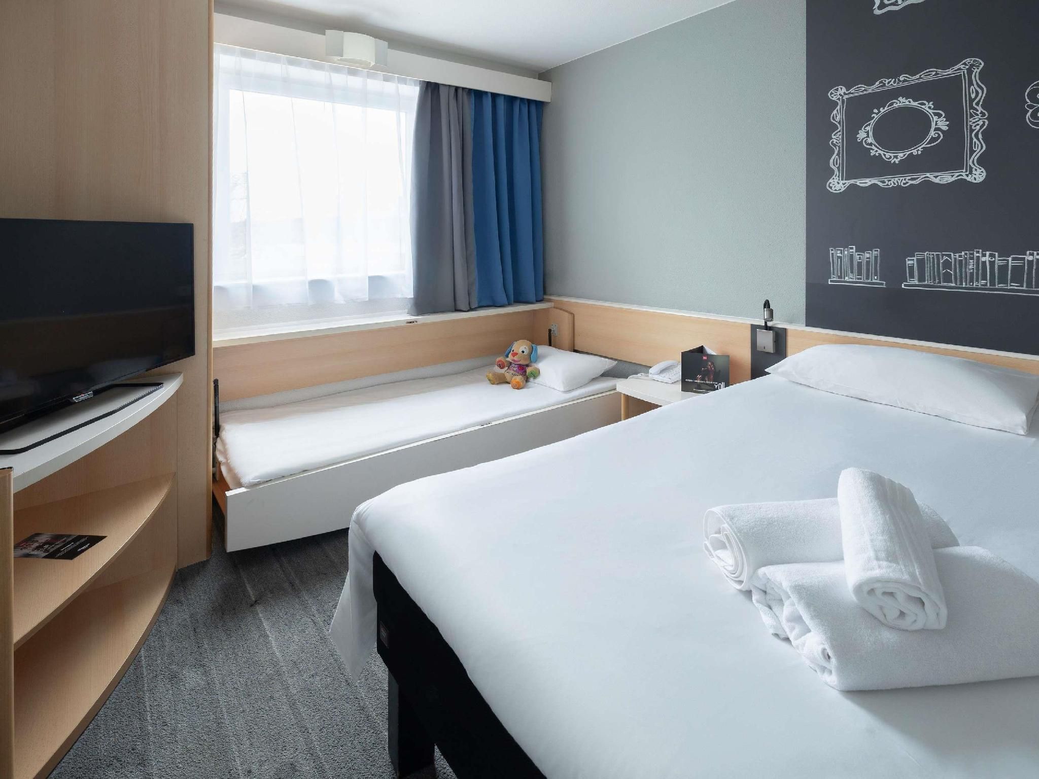 FAMILY - Standard Room with 1 double bed and 1 single bed for a child