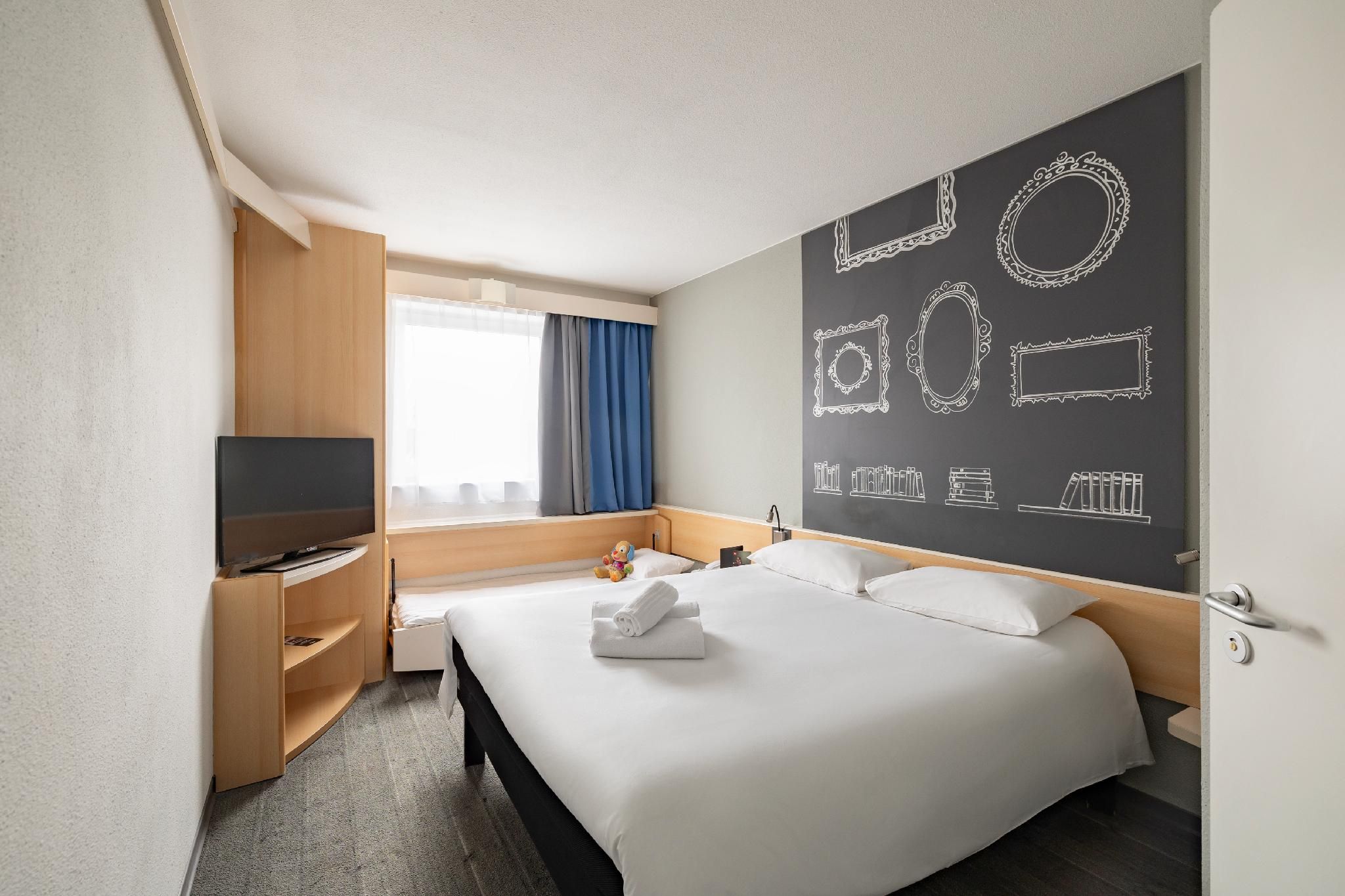 FAMILY - Standard Room with 1 double bed and 1 single bed for a child