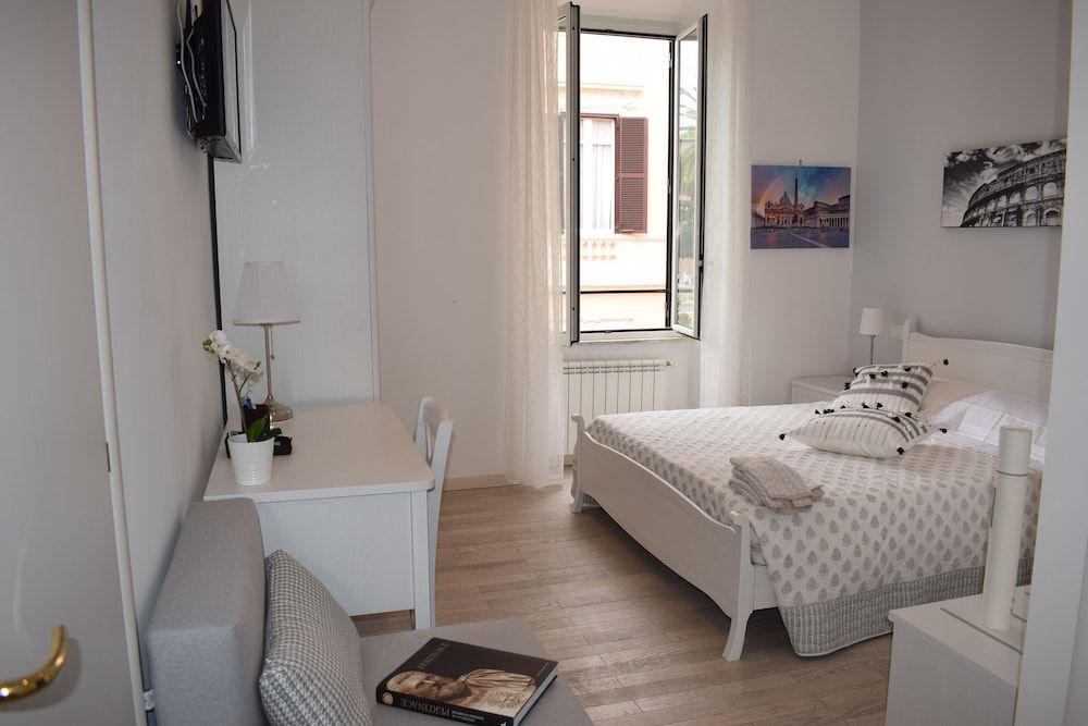 My Bed Vatican Museum Deluxe Double Room 17