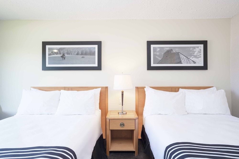 Sandman Inn McBride Standard Room, 2 Double Beds 3