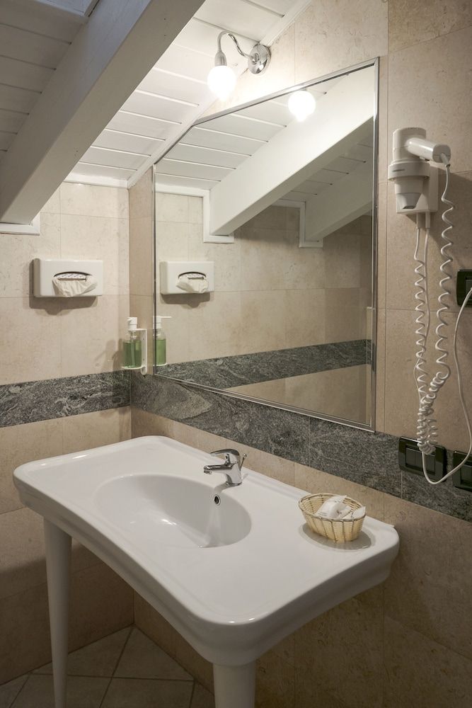 Hotel Ungheria Varese 1946 Superior Triple Room 4