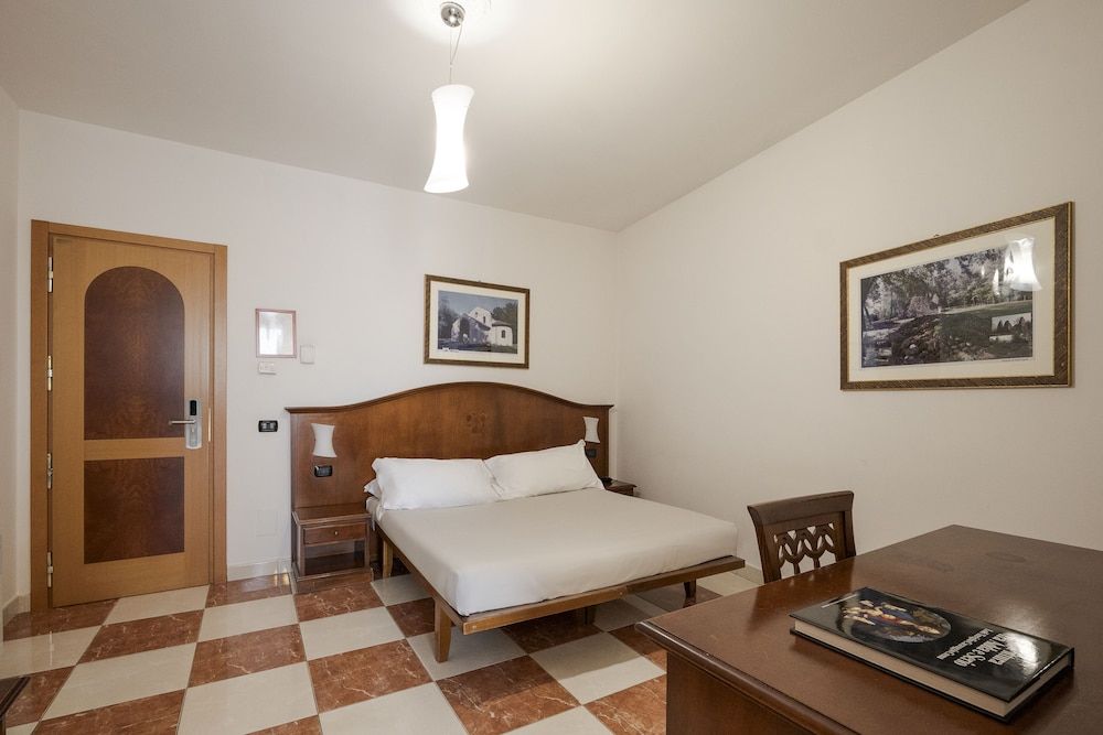 Hotel Ungheria Varese 1946 Superior Double Room, 1 Queen Bed, Courtyard Area 4