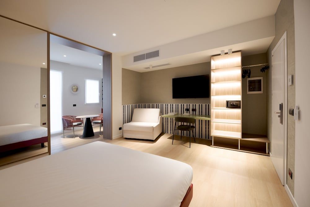 Family Suite, 1 King Bed, Kitchenette, Courtyard Area