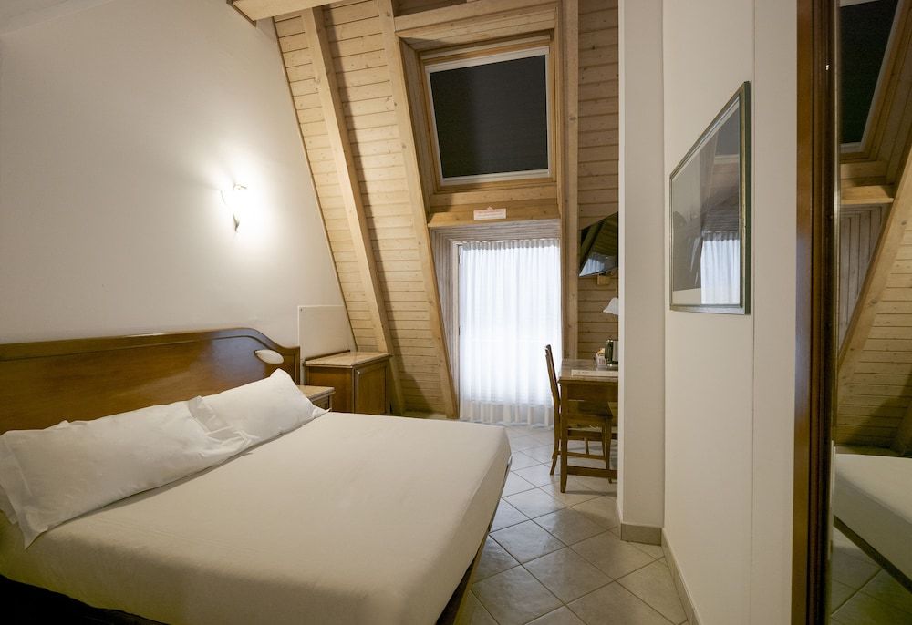 Hotel Ungheria Varese 1946 Superior Double Room, 1 Queen Bed, Courtyard Area 2