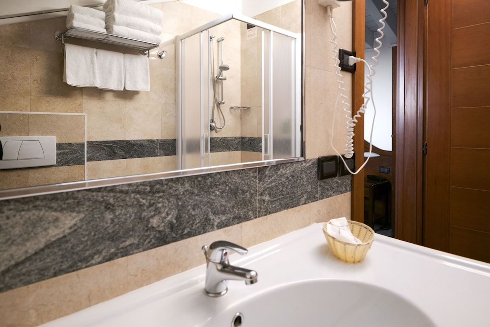 Hotel Ungheria Varese 1946 Superior Triple Room 5