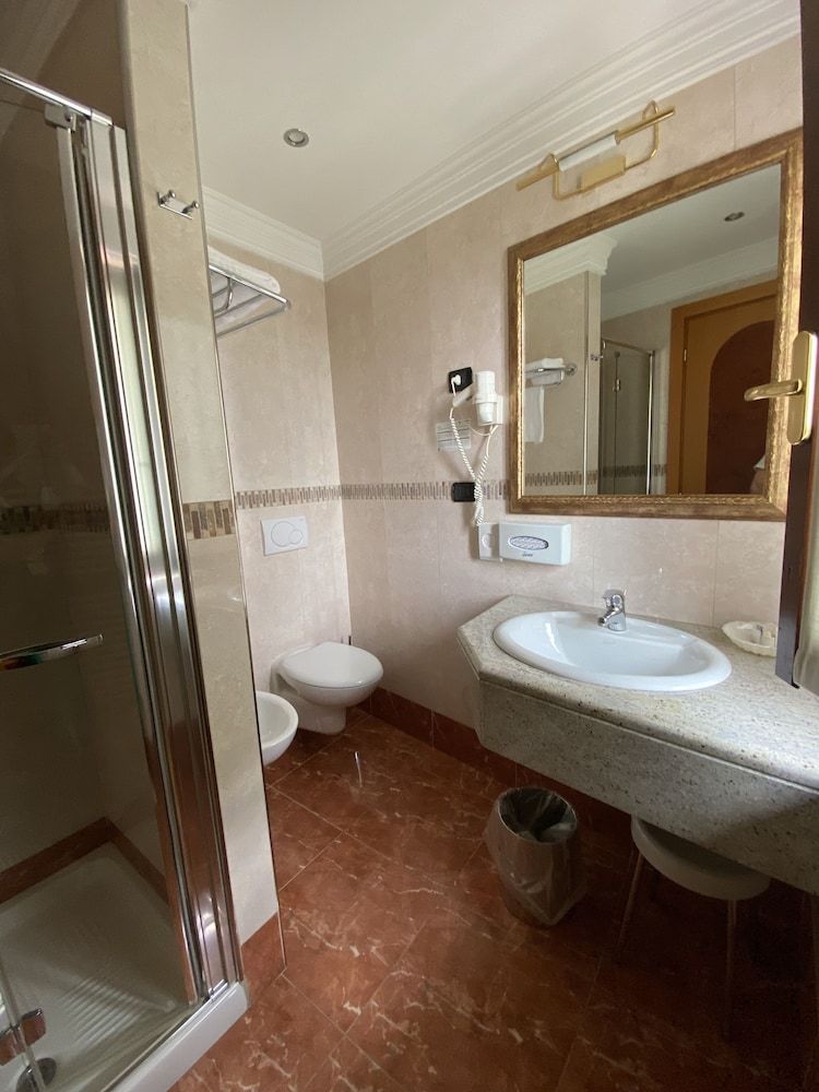 Hotel Ungheria Varese 1946 Superior Double Room, 1 Queen Bed, Courtyard Area 5