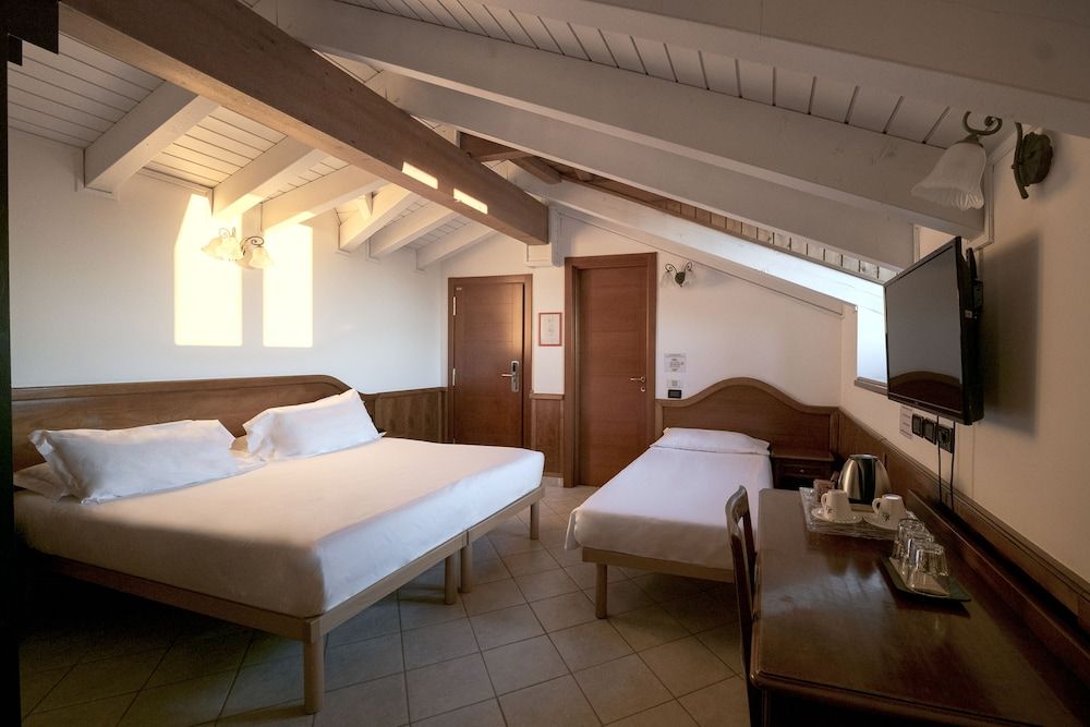 Hotel Ungheria Varese 1946 Superior Triple Room 3