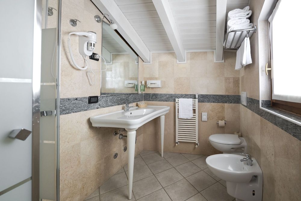 Hotel Ungheria Varese 1946 Comfort Quadruple Room 9