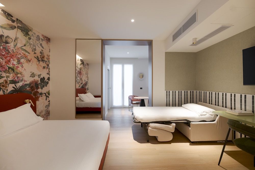 Family Suite, 1 King Bed, Kitchenette, Courtyard Area