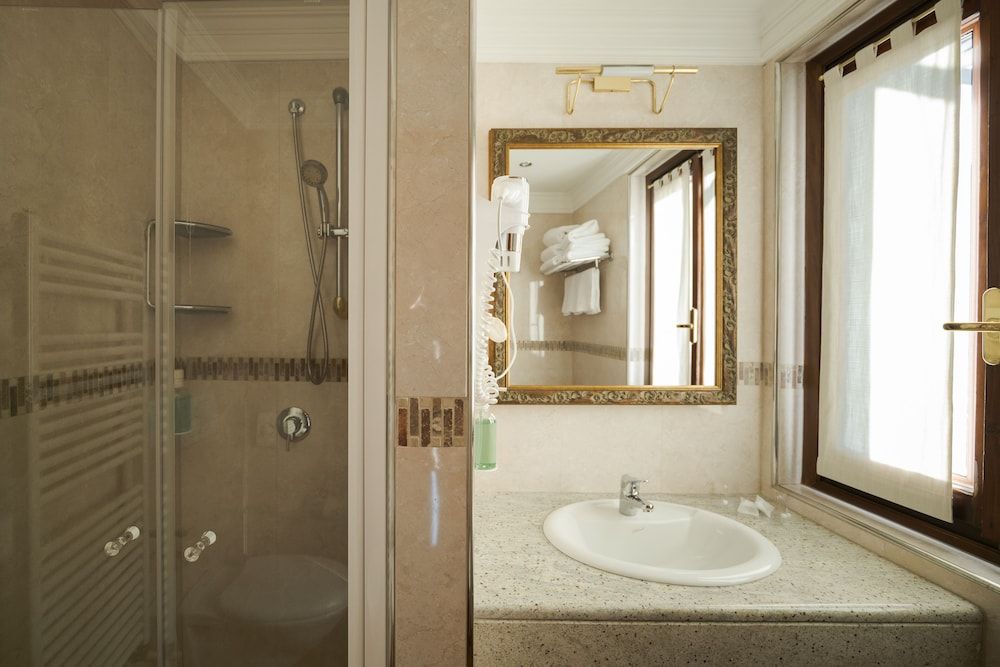 Hotel Ungheria Varese 1946 Comfort Quadruple Room 10