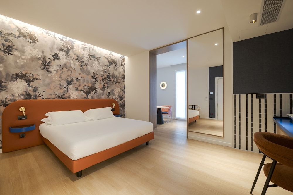 Studio Suite, 1 King Bed, Kitchenette, Courtyard Area