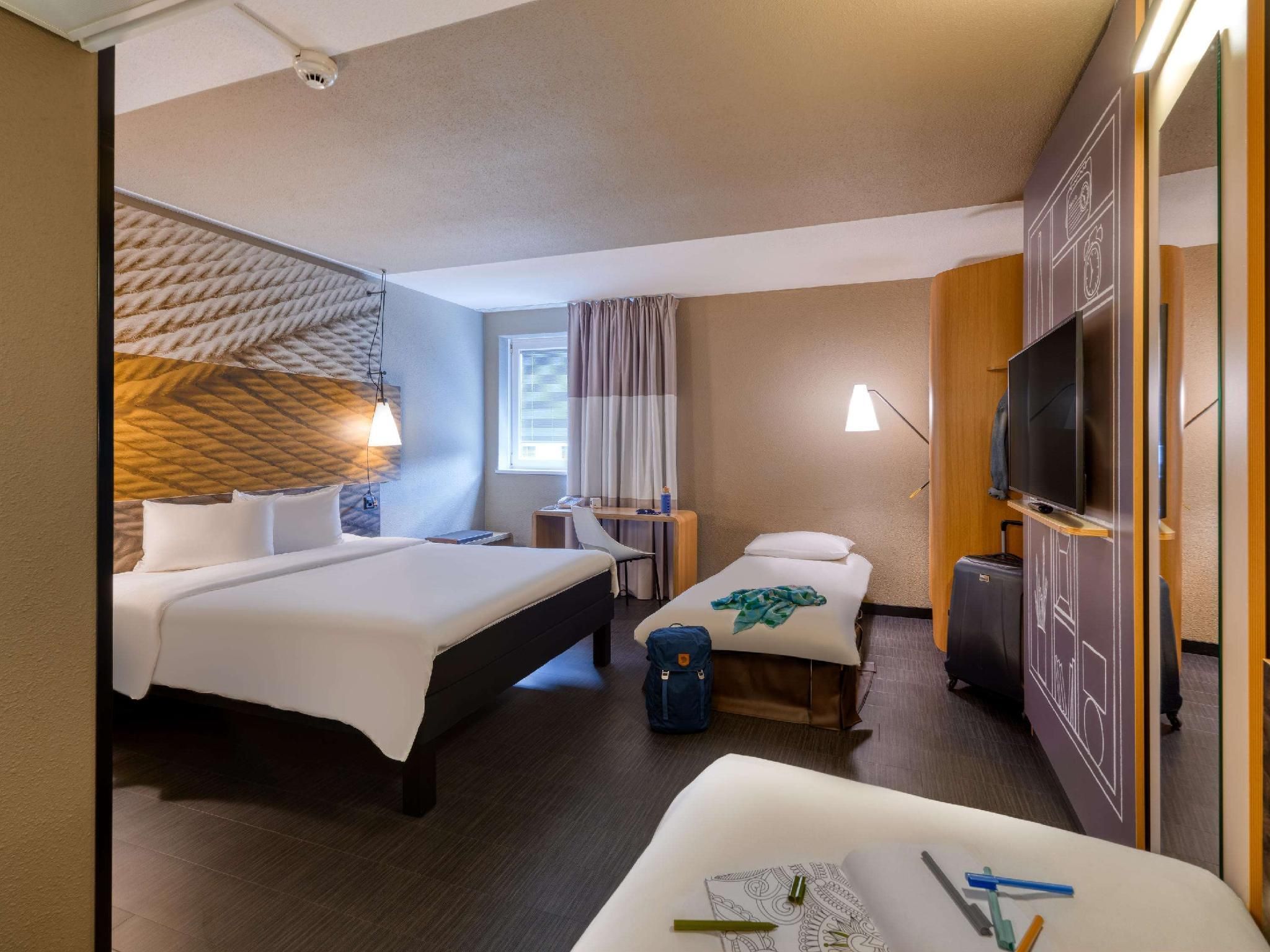 Room with 1 double bed (63x79 inches) + 1 singl e bed (31x79 inches), new sleep-easy concept