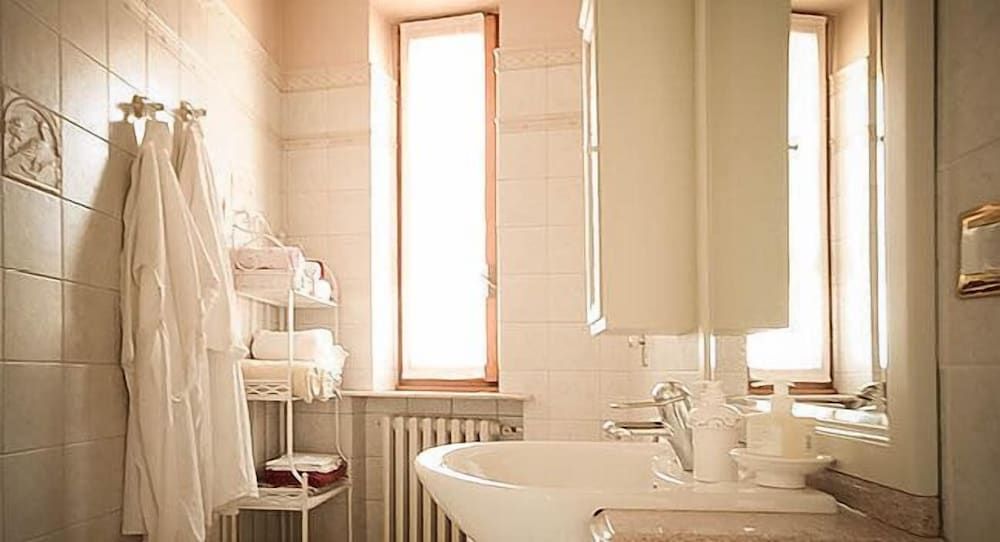 Villa Marisa bed breakfast and books Suite 3