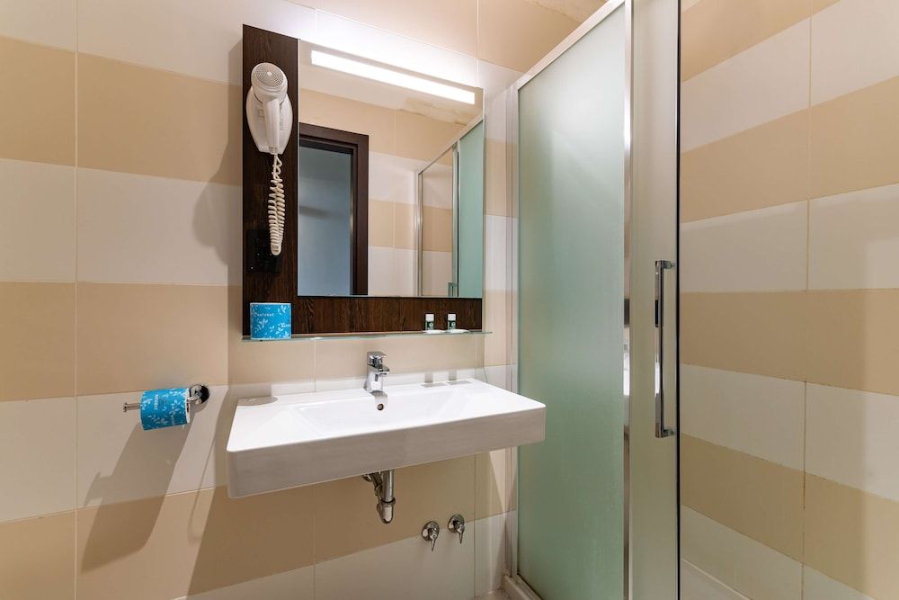 B&B HOTEL Genova Principe Standard Triple Room, Non Smoking 14