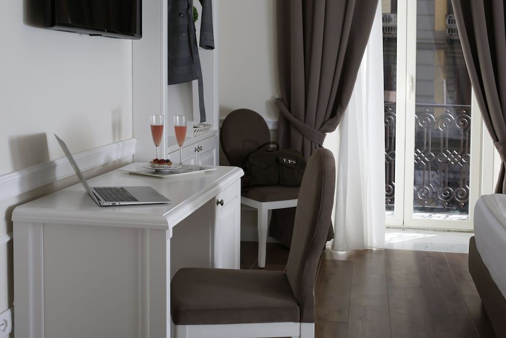 La Fontanina Suites Standard Double Room, City View 8