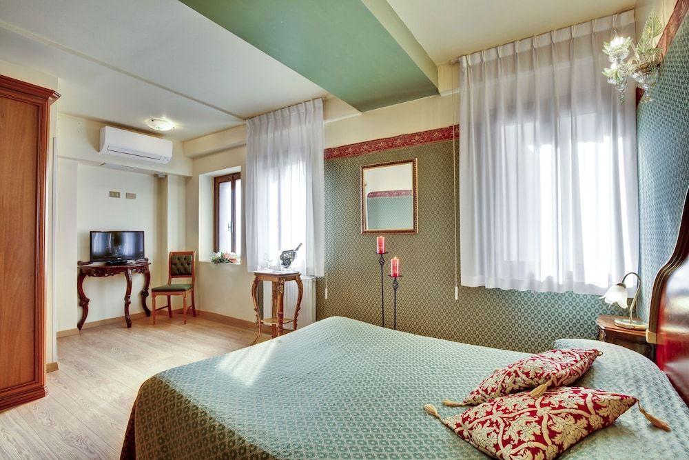 Locanda Antico Fiore Double Room, Canal View 4
