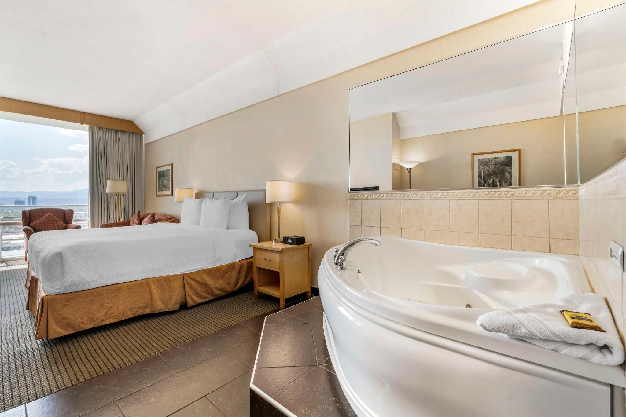 1 KING BED,NSMK,EXCRM,JETTED,BALCON,REFRIG,FULL BREAKFAST