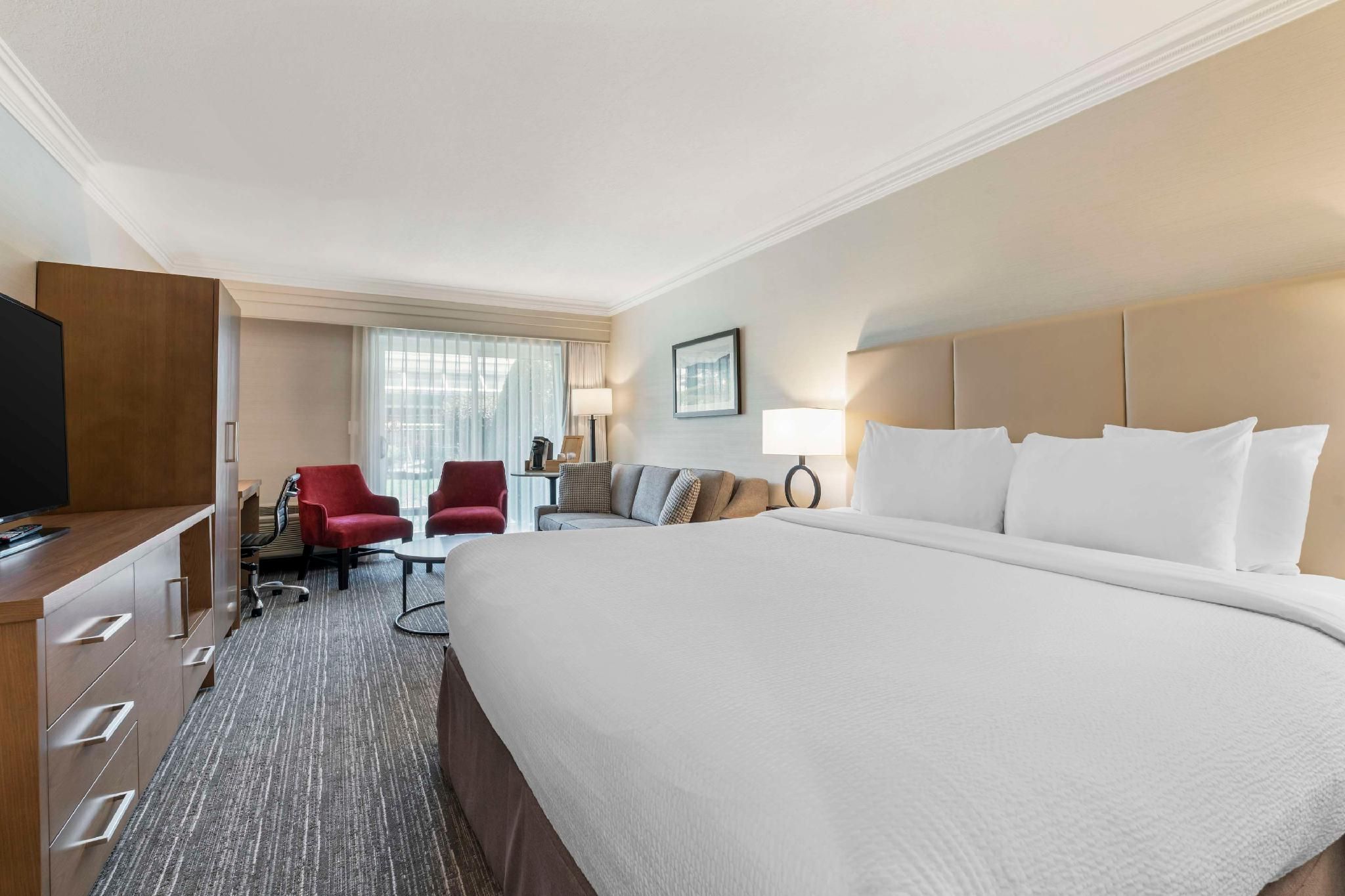 1 King Bed, Non-Smoking, Sofabed, Courtyard View, Refrigerator, Balcony, Full Breakfast