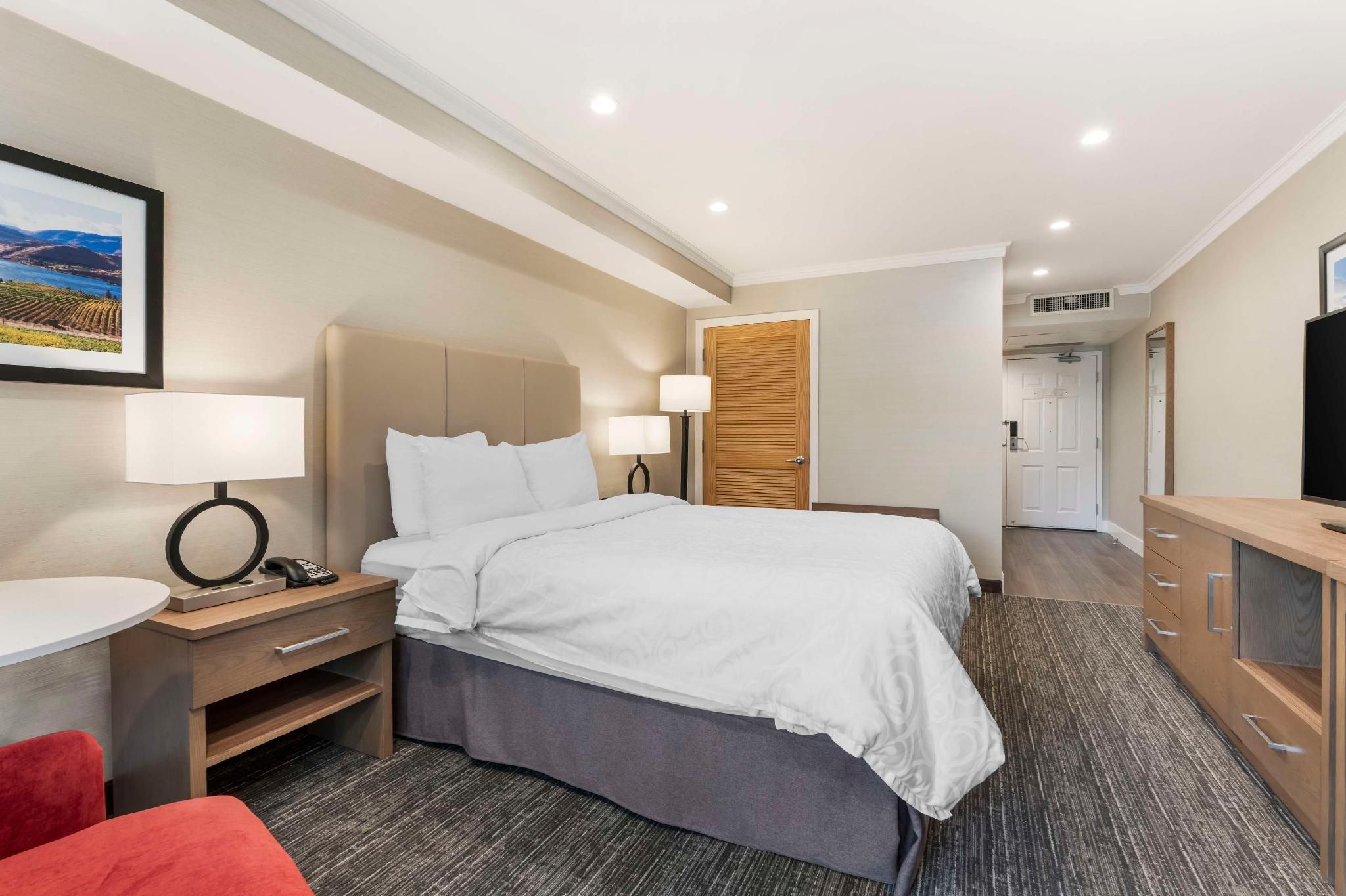 1 Queen Bed Accessible