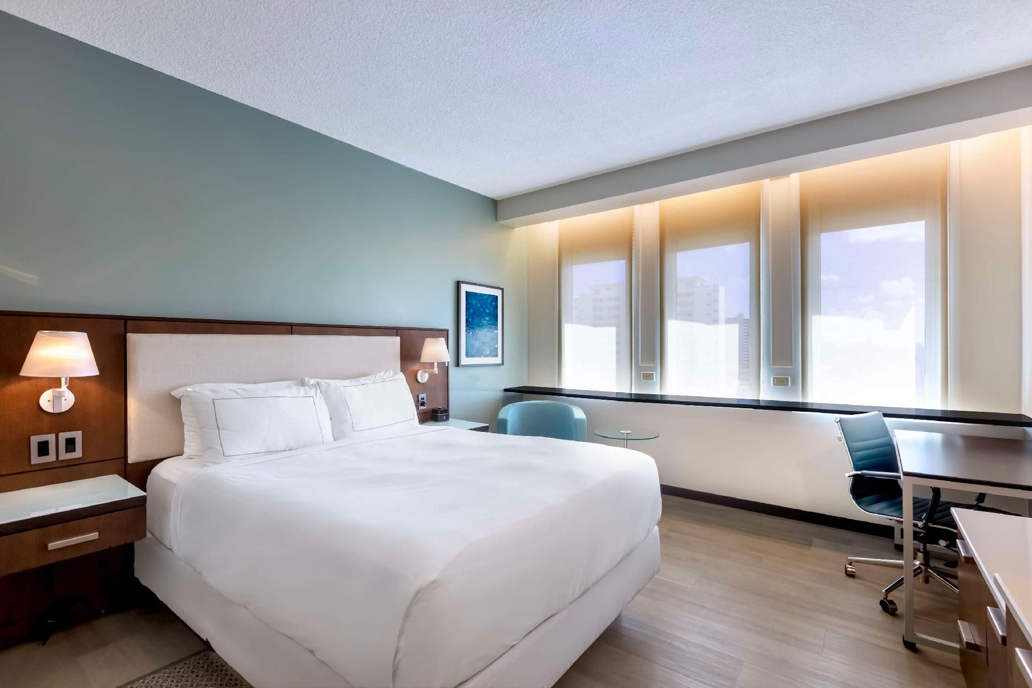 1 Queen Bed