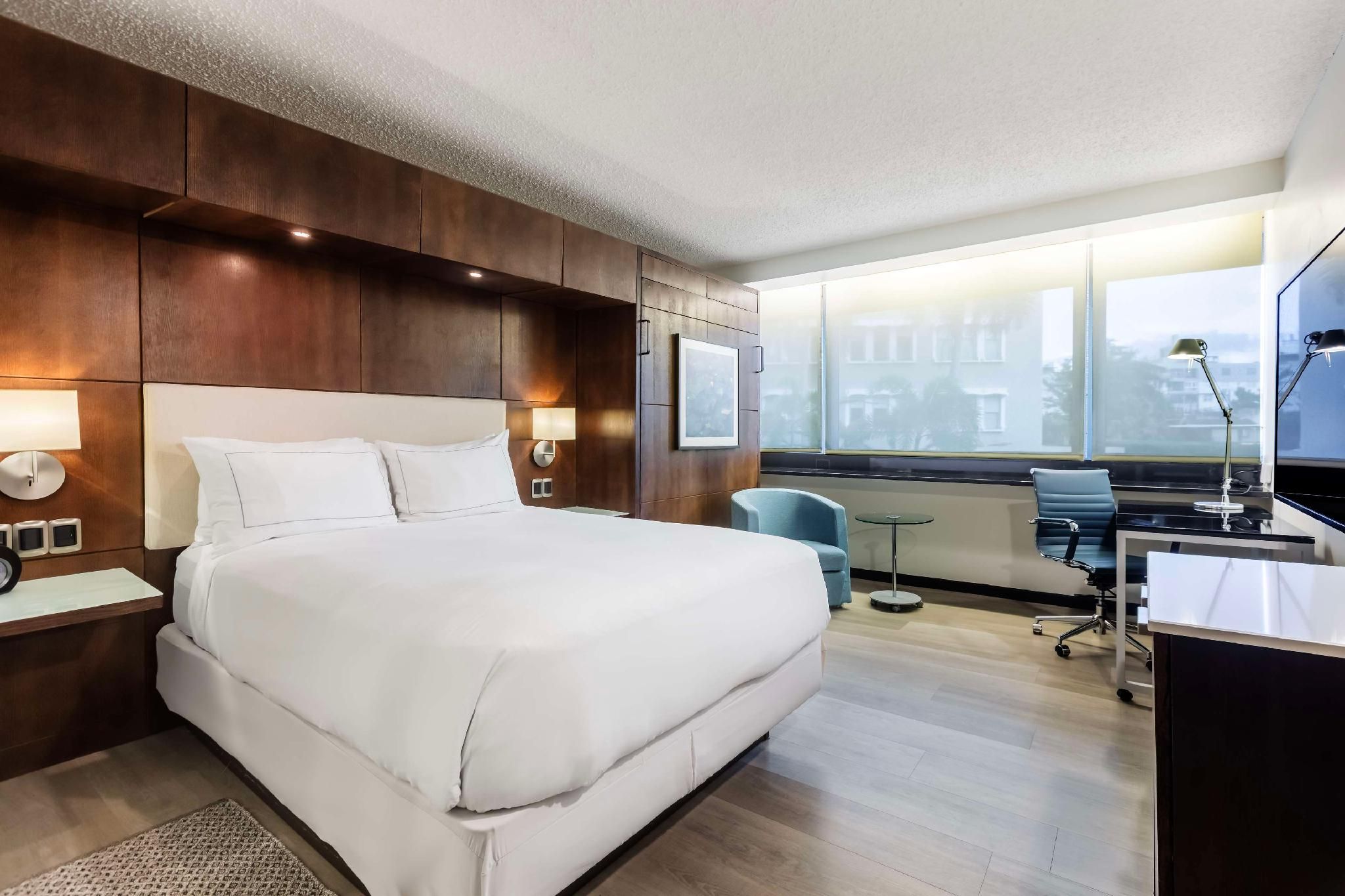 1 QUEEN BED WITH 1 MURPHY BED DOUBLE