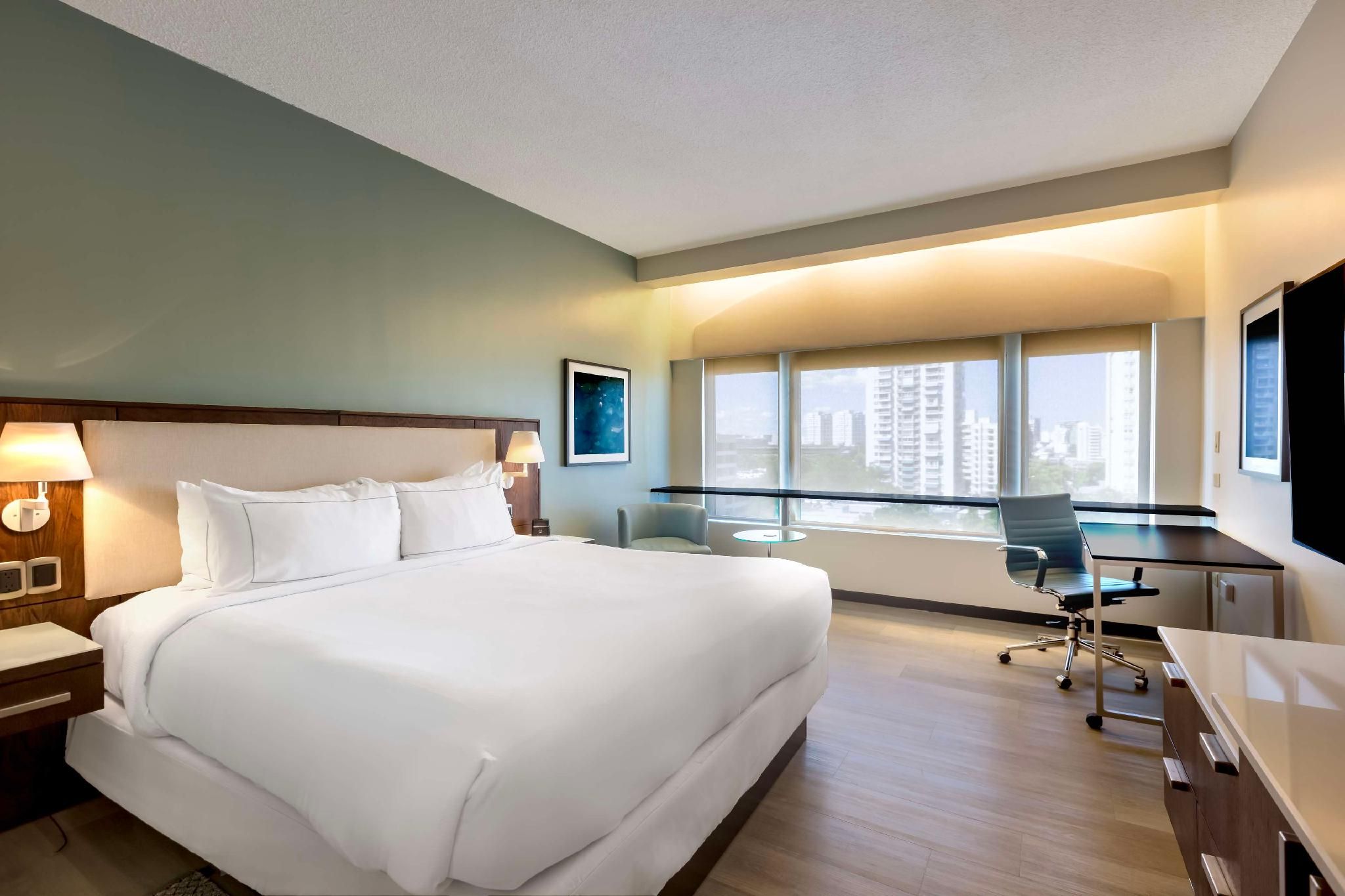 1 KING BED HIGHER FLOOR
