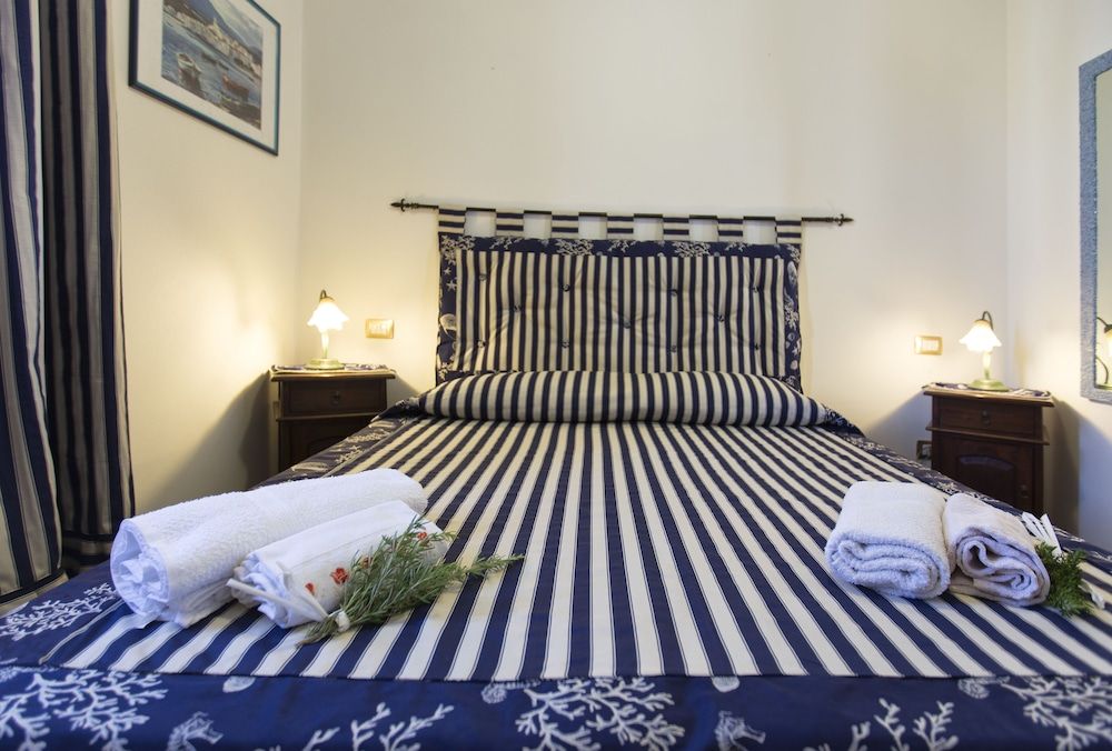 Las Palmas Family Room 8