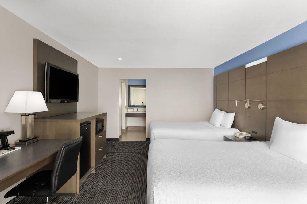 undefined Travelodge Inn & Suites by Wyndham Anaheim on Disneyland Dr 2