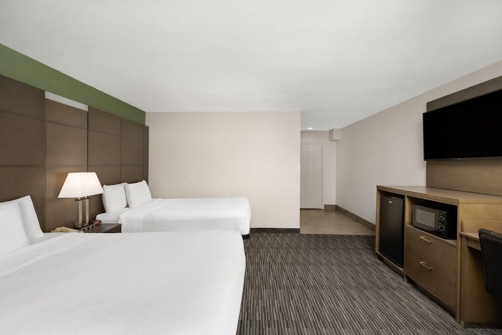 undefined Travelodge Inn & Suites by Wyndham Anaheim on Disneyland Dr 10