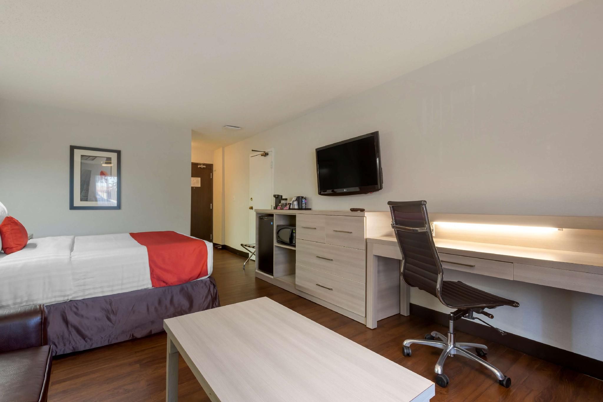 1 Queen Bed, Non-Smoking, Main Floor, Microwave And Refrigerator, Sofabed, Shower In Room, Laminate