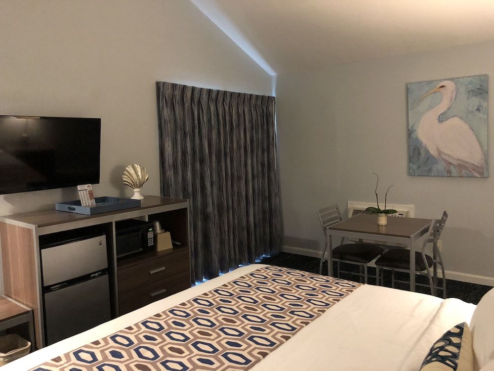 Sand Dollar Inn Deluxe Room, 1 King Bed 3