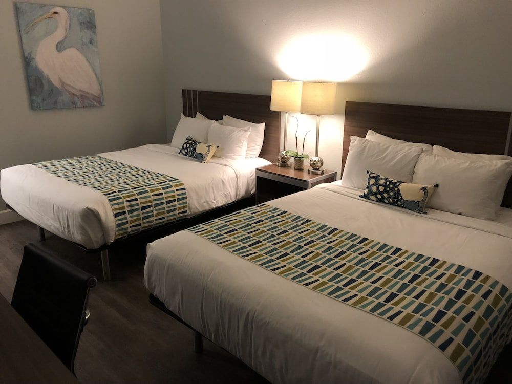 Sand Dollar Inn Deluxe Room, 2 Queen Beds 4