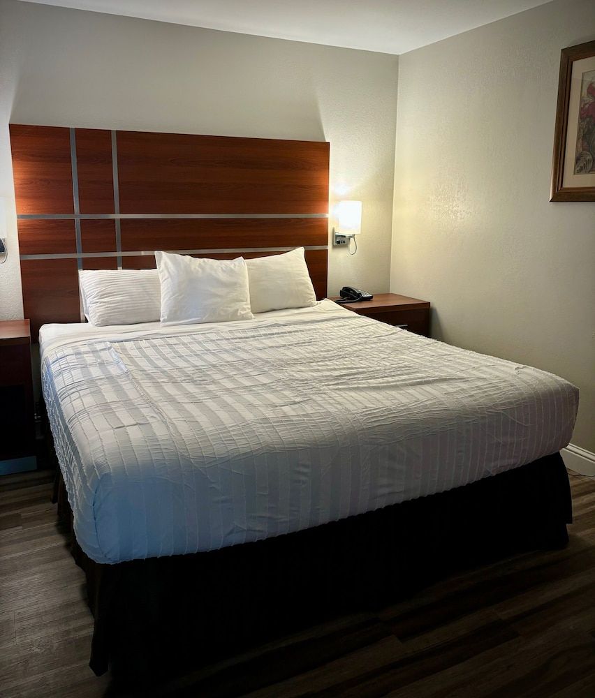 Western Holiday Lodge Three Rivers Suite, 1 King Bed, Non Smoking 2