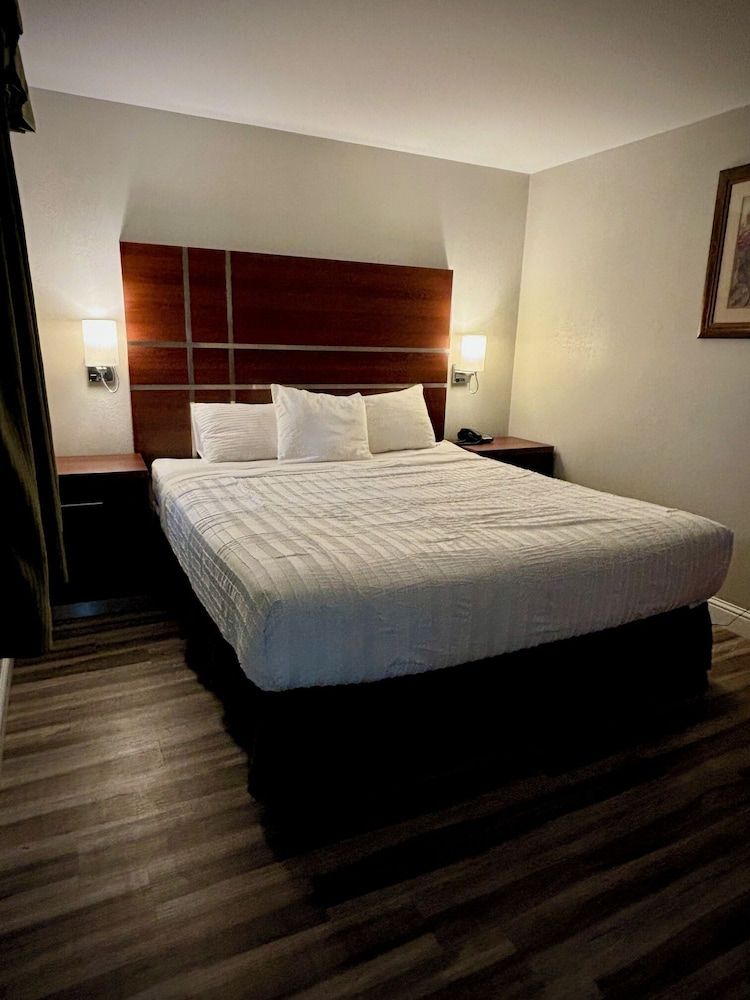 Western Holiday Lodge Three Rivers Suite, 1 King Bed, Non Smoking 3