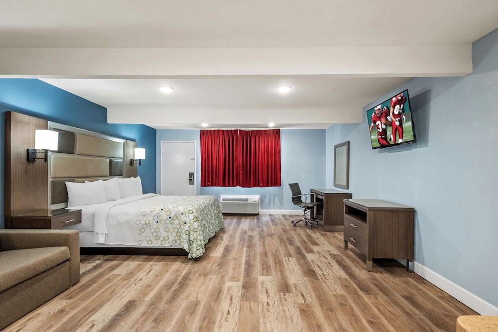 HomeTowne Studios by Red Roof Yuba City Bonanza – Marysville Suite, 1 King Bed, Non Smoking, Kitchenette