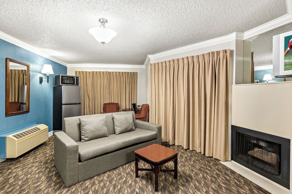 HomeTowne Studios by Red Roof Yuba City Bonanza – Marysville Suite, 1 King Bed, Non Smoking, Jetted Tub 8