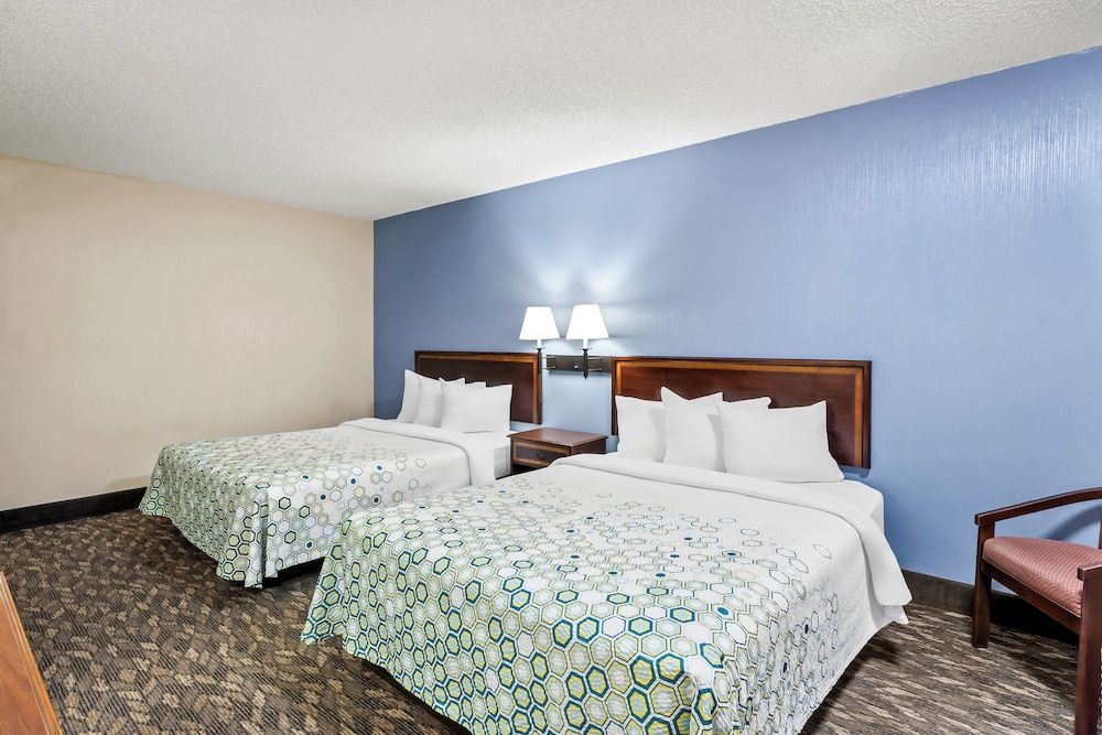 HomeTowne Studios by Red Roof Yuba City Bonanza – Marysville Studio, 2 Queen Beds, Non Smoking 3