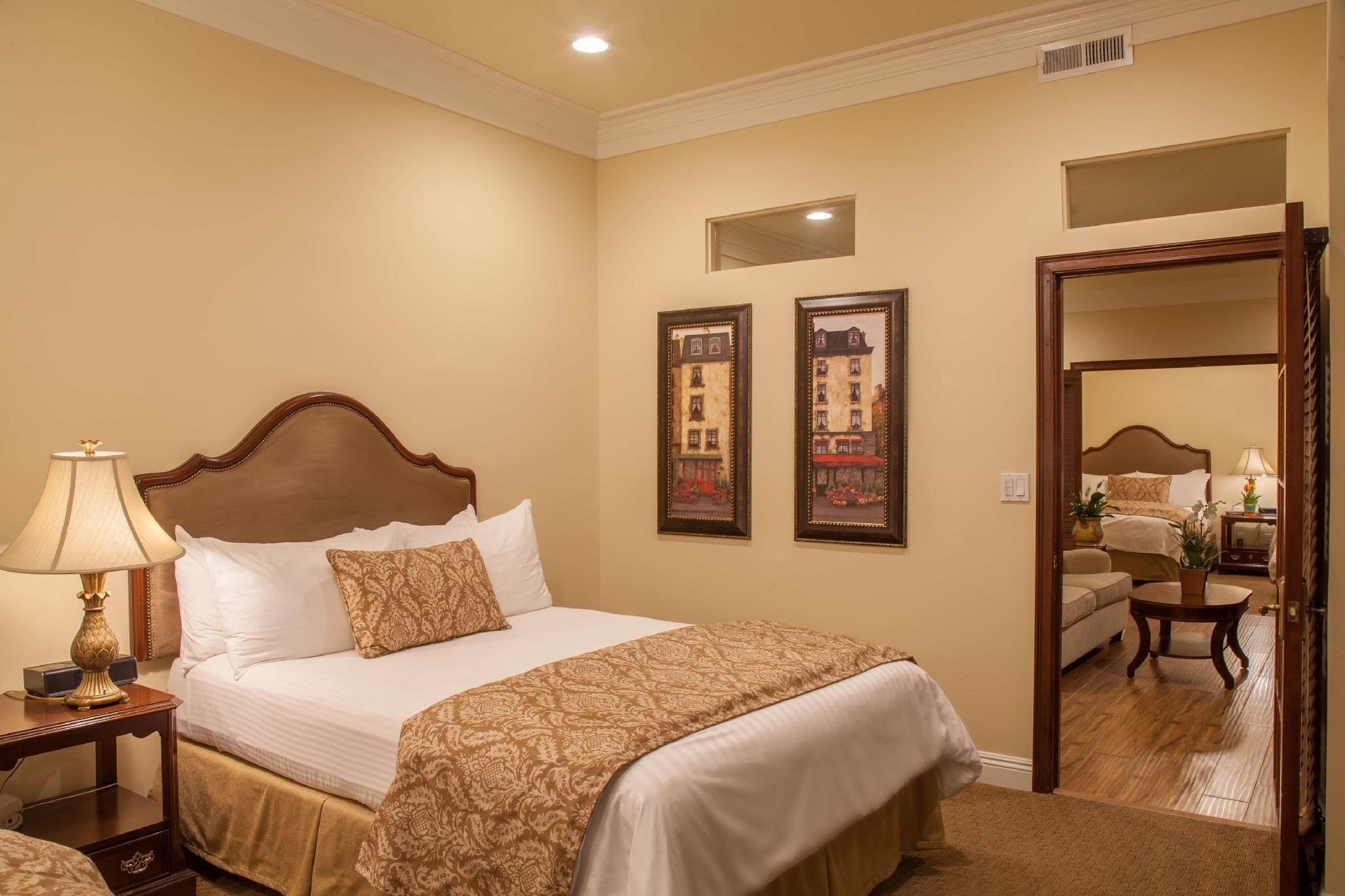 Suite - 4 Queen Beds, Nonsmoking, Two Bedrooms, Two Bathrooms, Sofabed, Living Room