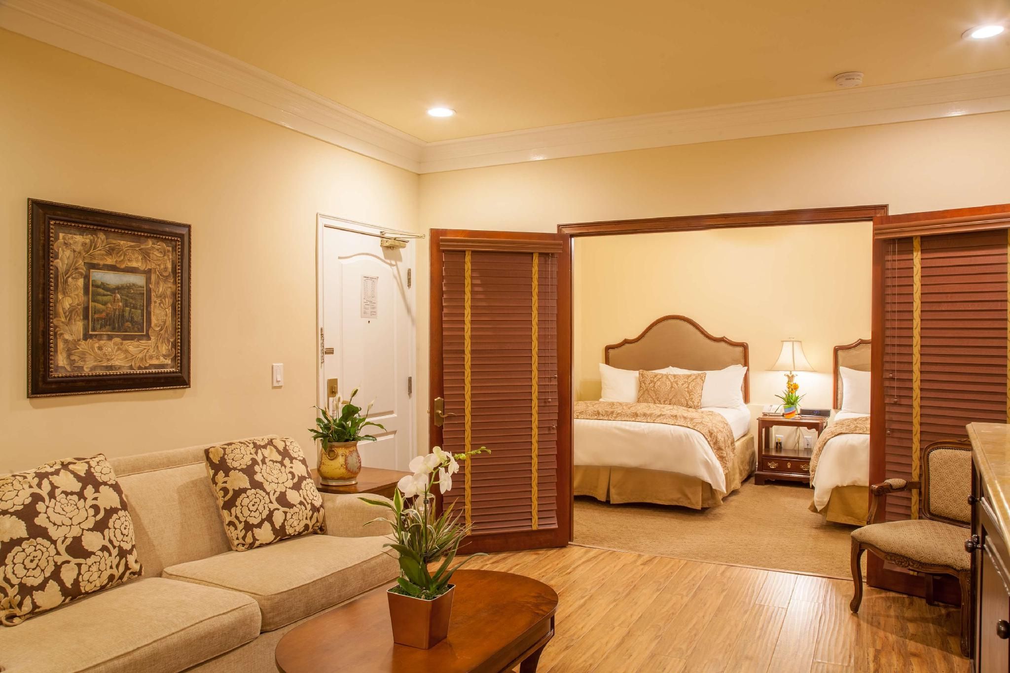 Suite - 4 Queen Beds, Nonsmoking, Two Bedrooms, Two Bathrooms, Sofabed, Living Room
