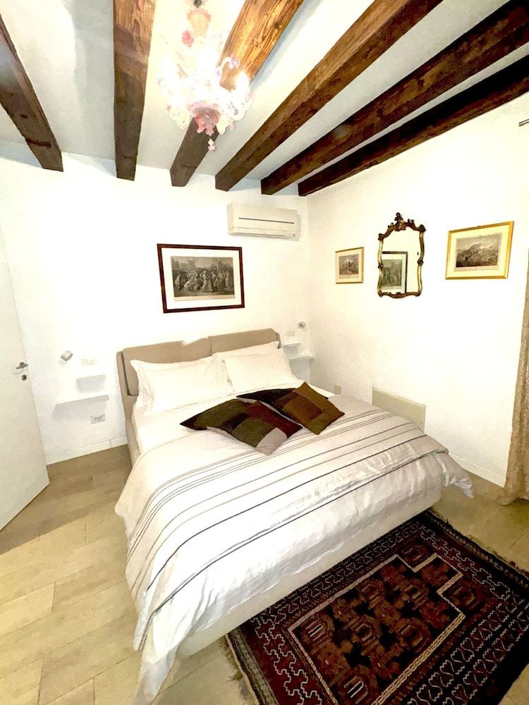 B&B Fortuny Deluxe Double Room 8