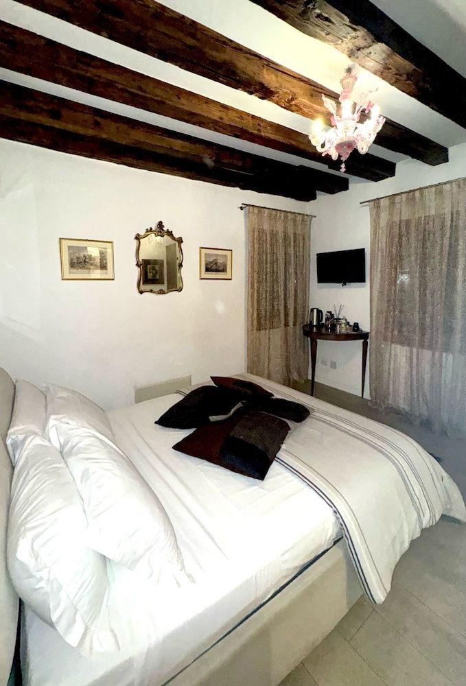 B&B Fortuny Deluxe Double Room 9